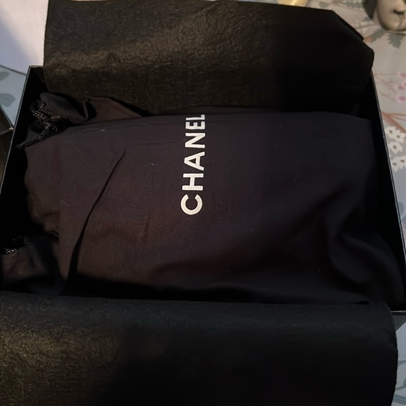 🖤🖤 CHANEL 🖤🖤
Lambskin Camellia Embossed
Cosmetic Case Black - Picture 5 of 8